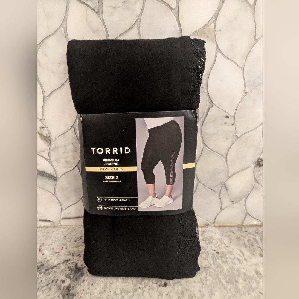NWT Torrid Black Premium Cropped Leggings w/Lace Inset, Size 2X